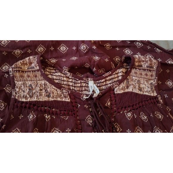 Live 4 Truth Blouse Sleeveless Maroon with Geometric Pattern Crochet Details - Picture 3 of 10